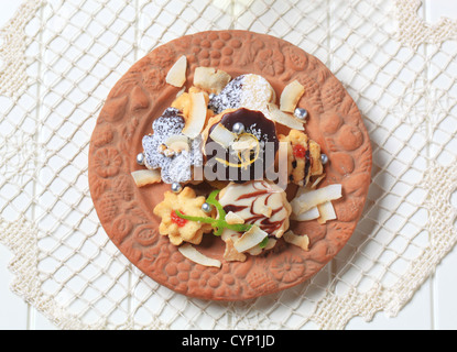 Varietà di Natale fatti in casa i cookie su piastra Foto Stock