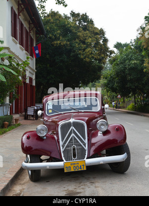 Classic Citroen Avant trazione auto a Luang Prabang, Laos. Un promemoria di colonialismo francese. Foto Stock