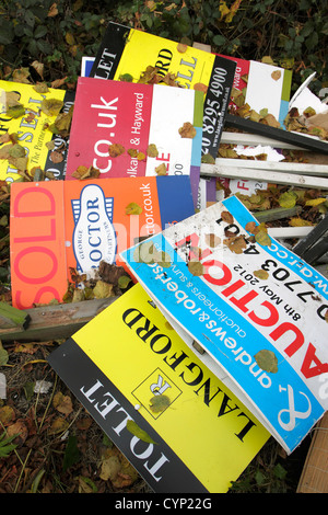 Oggetto di dumping agente immobiliare segni di proprietà Foto Stock