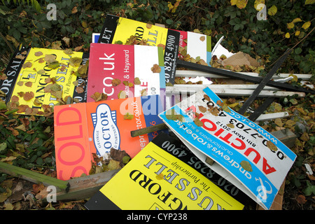 Cartelli di proprietà dell'agente immobiliare in dumping. Foto Stock