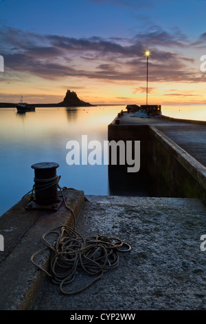 Pre-alba luce oltre il porto molo al porto di Lindisfarne sull Isola Santa, Northumberland. Foto Stock