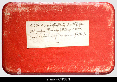 Un caso e un sash ad un ordine stabilito per l'ordine di San Alessandro Nevsky, regno di Tsar Nicholas II(1894 - 1917). Custodia rivestita in pelle rossa con rivestimento in seta bianca, manca l'inserto centrale, sulla copertina un'aquila russa a doppia testa con timbro dorato. Chiusura a pressione (pulsante mancante), in basso, un'etichetta apposta con la scritta tedesca "Brillanten zum Großkreuz des Russischen Alexander Nevsky=Ordens(1909)-(von der linken Schulter zur r. Hüfte)Inhalt: nur die Bänder Brillanten sind verwertet).» Dimensioni 21.5 x 13.8 x 6 cm, leggermente danneggiato. Incluso t,Additional-Rights-Clearences-non disponibile Foto Stock