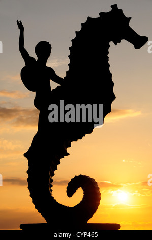 Caballeo del Mar di scultura del ragazzo in sella a un cavalluccio marino da Rafel Zamarripa stagliano sul Malecon al tramonto ispanica blu Foto Stock