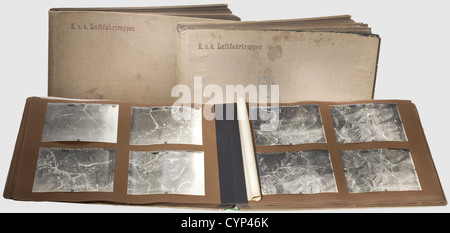 Austro-Hungarian Air Service - tre grandi album fotografici con scatti aerei del 1916/17, il primo album: CA. 160 colpi aerei di dimensioni 12 x 17 cm dal fronte orientale raffiguranti combattimenti contro le truppe russe, a partire dal 23,1916 settembre a Ternopil e terminando il 4,1917 marzo a Lachowice. Tutte le foto con le iscrizioni e le date precise, scattate dai Lieutenants Bednarzczyk,Wittek,Melzer,Stanger,von Maurig,Müller,Schlossleitner,e dal primo Lt. Schicht. Il secondo album: CA. 185 scatti aerei di dimensioni 12 x 17 cm dal fronte Italiano, a partire dal 1° agosto,,diritti-aggiuntivi-non disponibili Foto Stock