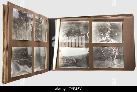 Austro-Hungarian Air Service - tre grandi album fotografici con scatti aerei del 1916/17, il primo album: CA. 160 colpi aerei di dimensioni 12 x 17 cm dal fronte orientale raffiguranti combattimenti contro le truppe russe, a partire dal 23,1916 settembre a Ternopil e terminando il 4,1917 marzo a Lachowice. Tutte le foto con le iscrizioni e le date precise, scattate dai Lieutenants Bednarzczyk,Wittek,Melzer,Stanger,von Maurig,Müller,Schlossleitner,e dal primo Lt. Schicht. Il secondo album: CA. 185 scatti aerei di dimensioni 12 x 17 cm dal fronte Italiano, a partire dal 1° agosto,,diritti-aggiuntivi-non disponibili Foto Stock