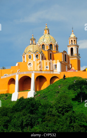 Chiesa di Neustra Senor de los Remedios o Nostra Signora di Remedios sul pendio boschivo sopra le rovine della piramide a vivaci Foto Stock