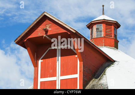 Rosso classico fienile nella valle Wallowa del Nordest Oregon Foto Stock