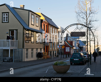 Ottobre sunshine in Laugavegur, la principale via dello shopping di Reykjavik, la capitale d'Islanda Foto Stock