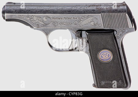 Un paio di pistole a flintlock montate in argento, Theodor Sandström, Stoccolma circa 1810. Barili a due stadi, lisci, con diametro di 13 mm, sezione di estrazione scalpellata, poi rotondi, con blocchi di sfogo brevettati e fori di sfogo rivestiti in oro. Viste frontali in argento e pieghevoli, doppi punti di vista posteriori in ferro. Sulle brevi cappe di avvistamento, con i segni 'TH. SANDSTRÖM STOCCOLMA' tra spade incrociate(Stöckel,no. 976). Flintlock in ferro con padelle impermeabili, frizzens su rulli e segni ripetuti con fodera in oro. Scorte di noce con i bottoni a scacchi, le spalle dei bottoni con le fessure per il detac, diritti aggiuntivi-clearences-non disponibile Foto Stock