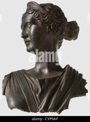 Un busto femminile romano, i/II secolo d.C. Bronzo con patina verde fine e scura. Frammento di una statua con bordi frastagliati sulla schiena, spalle e petto. Testa finemente modellata con occhi intarsiati in argento. Capelli legati in un panino e con piccola tiara. Chiton e mantello in pieghe ben definite. Pulizia ritrovamento archeologico, montato su una base di vetro acrilico. Altezza senza base 9.5 cm,storico,storico,mondo antico,mondo antico,tempi antichi,oggetto,oggetti,still,clipping,ritagliato,tagliato,tagliato,forature,scultura,sculture,statuette,statuette,figurine,statuette,diritti aggiuntivi-non disponibili Foto Stock