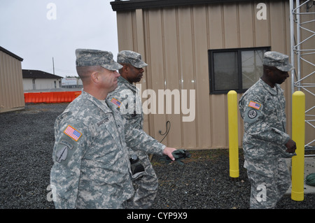 Chief Warrant Officer 2 Vaughn Mosely (a destra), un petrolio tecnico dei sistemi con il 108th Quartermaster Company e Tyler, Te Foto Stock