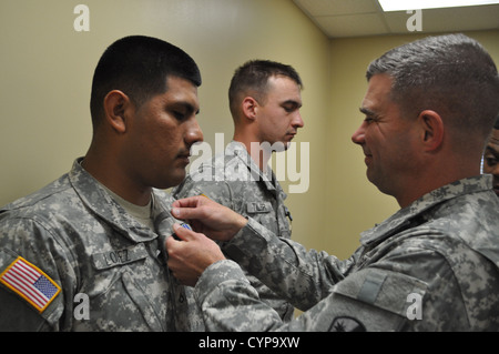 Ottantaduesima supporto comandante di brigata Col. Chris Sharpsten e Massena, N.Y., riconoscimenti alcuni soldati assegnati alla 108th Quarterma Foto Stock