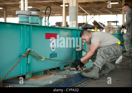 Massive 4.000 e 5.000 chilowatt generatori e la 600 galloni di serbatoi di gasolio utilizzato per alimentare loro arrivano a Travis Air Force Base dalla Federal Emergency Management Agency a Moffet Field, California. I generatori sono fissate al pallet e caricato o Foto Stock