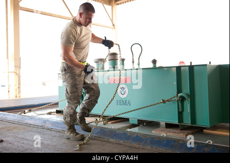 Massive 4.000 e 5.000 chilowatt generatori e la 600 galloni di serbatoi di gasolio utilizzato per alimentare loro arrivano a Travis Air Force Base dalla Federal Emergency Management Agency a Moffet Field, California. I generatori sono fissate al pallet e caricato o Foto Stock