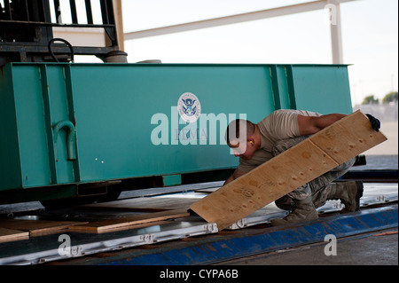 Massive 4.000 e 5.000 chilowatt generatori e la 600 galloni di serbatoi di gasolio utilizzato per alimentare loro arrivano a Travis Air Force Base dalla Federal Emergency Management Agency a Moffet Field, California. I generatori sono fissate al pallet e caricato o Foto Stock