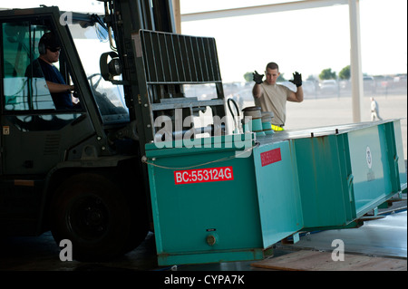 Massive 4.000 e 5.000 chilowatt generatori e la 600 galloni di serbatoi di gasolio utilizzato per alimentare loro arrivano a Travis Air Force Base dalla Federal Emergency Management Agency a Moffet Field, California. I generatori sono fissate al pallet e caricato o Foto Stock