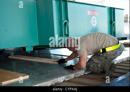 Massive 4.000 e 5.000 chilowatt generatori e la 600 galloni di serbatoi di gasolio utilizzato per alimentare loro arrivano a Travis Air Force Base dalla Federal Emergency Management Agency a Moffet Field, California. I generatori sono fissate al pallet e caricato o Foto Stock