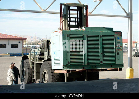 Massive 4.000 e 5.000 chilowatt generatori e la 600 galloni di serbatoi di gasolio utilizzato per alimentare loro arrivano a Travis Air Force Base dalla Federal Emergency Management Agency a Moffet Field, California. I generatori sono fissate al pallet e caricato o Foto Stock