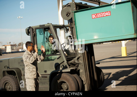 Massive 4.000 e 5.000 chilowatt generatori e la 600 galloni di serbatoi di gasolio utilizzato per alimentare loro arrivano a Travis Air Force Base dalla Federal Emergency Management Agency a Moffet Field, California. I generatori sono fissate al pallet e caricato o Foto Stock