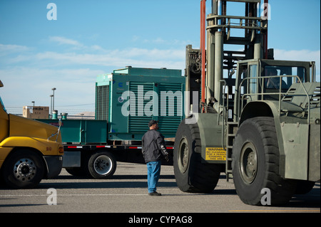 Massive 4.000 e 5.000 chilowatt generatori e la 600 galloni di serbatoi di gasolio utilizzato per alimentare loro arrivano a Travis Air Force Base dalla Federal Emergency Management Agency a Moffet Field, California. I generatori sono fissate al pallet e caricato o Foto Stock