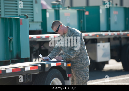 Massive 4.000 e 5.000 chilowatt generatori e la 600 galloni di serbatoi di gasolio utilizzato per alimentare loro arrivano a Travis Air Force Base dalla Federal Emergency Management Agency a Moffet Field, California. I generatori sono fissate al pallet e caricato o Foto Stock