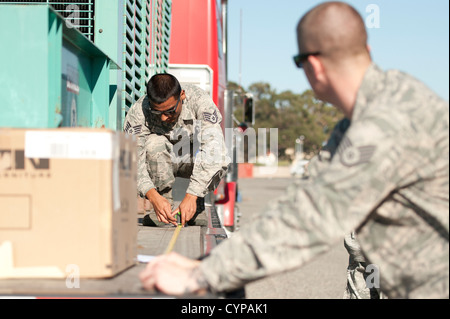 Massive 4.000 e 5.000 chilowatt generatori e la 600 galloni di serbatoi di gasolio utilizzato per alimentare loro arrivano a Travis Air Force Base dalla Federal Emergency Management Agency a Moffet Field, California. I generatori sono fissate al pallet e caricato o Foto Stock