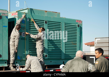 Massive 4.000 e 5.000 chilowatt generatori e la 600 galloni di serbatoi di gasolio utilizzato per alimentare loro arrivano a Travis Air Force Base dalla Federal Emergency Management Agency a Moffet Field, California. I generatori sono fissate al pallet e caricato o Foto Stock