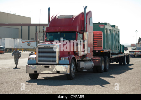 Massive 4.000 e 5.000 chilowatt generatori e la 600 galloni di serbatoi di gasolio utilizzato per alimentare loro arrivano a Travis Air Force Base dalla Federal Emergency Management Agency a Moffet Field, California. I generatori sono fissate al pallet e caricato o Foto Stock