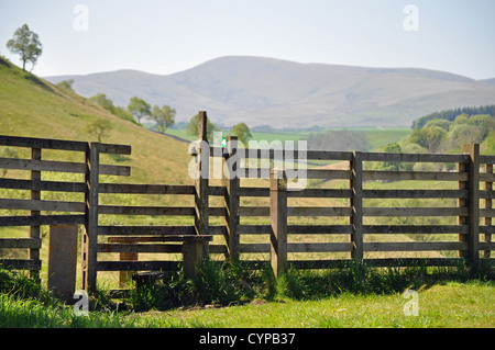 Recinzione e stile lungo il paese a piedi il percorso. Foto Stock