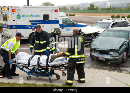 Paramedici e vigili del fuoco rispondono a un'automobile pregiudizio incidente a Boise, Idaho, Stati Uniti d'America. Foto Stock