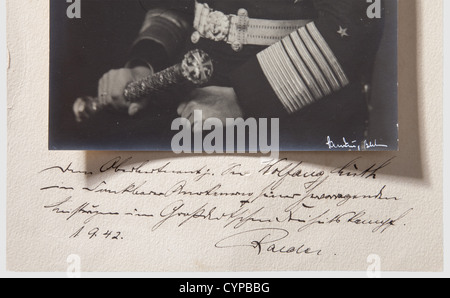 Il Grand Admiral Erich Raeder, una fotografia ufficiale dedicata al capitano della U-boat, Wolfgang Lüth il comandante Kriegsmarine in Capo in uniforme con il testimone del suo Gran ammiraglio, e indossando la Croce del Cavaliere. La firma del fotografo, 'andau, Berlin,' al popolo lowe, 1930s, 20th secolo, marina, forze navali, militare, militare, ramo di servizio, rami di servizio, forze armate, servizio armato, oggetto, oggetti, alambicchi, clipping, ritagli, tagliati fuori, tagliati fuori, tagliati fuori, Foto Stock