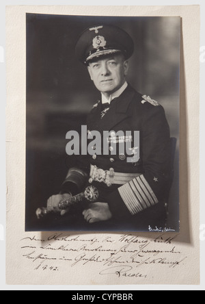 Il Grand Admiral Erich Raeder, una fotografia ufficiale dedicata al capitano della U-boat, Wolfgang Lüth il comandante Kriegsmarine in Capo in uniforme con il testimone del suo Gran ammiraglio, e indossando la Croce del Cavaliere. La firma del fotografo, 'andau, Berlin,' al popolo lowe, 1930s, 20th secolo, marina, forze navali, militare, militare, ramo di servizio, rami di servizio, forze armate, servizio armato, oggetto, oggetti, alambicchi, clipping, ritagli, tagliati fuori, tagliati fuori, uomo, uomini, maschio, Foto Stock