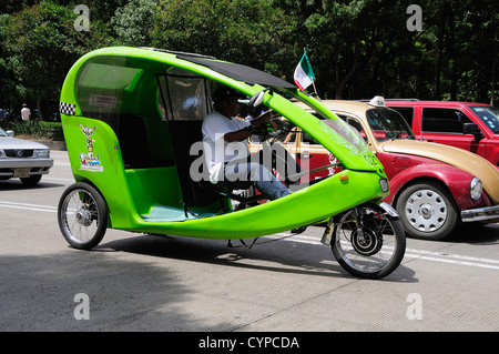 Messico, del Distretto Federale di Città del Messico, bicicletta pedale Ped. taxi e VW tradizionale motore Volkswagen taxi in attesa su strada. Foto Stock