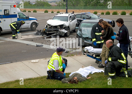 Paramedici e vigili del fuoco rispondono a un'automobile pregiudizio incidente a Boise, Idaho, Stati Uniti d'America. Foto Stock