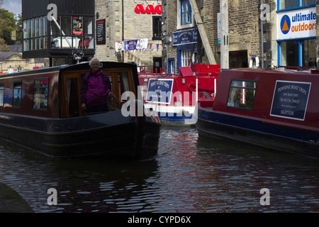 Stretto passaggio barca ormeggiata chiatte sul Leeds e Liverpool Canal Foto Stock