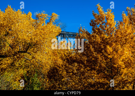 Un ferro da stiro a ponte sopra il fiume Truckee nella Wadsworth Nevada lungo lo storico Lincoln Highway Foto Stock