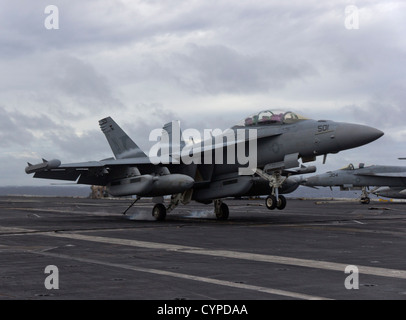 EA-18G Growler dal Shadowhawks di Attacco Elettronico Squadron (VAQ) 141 terre a bordo della portaerei USS George Washin Foto Stock