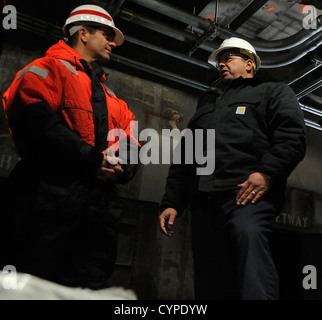 NEW YORK - Chief Warrant Officer Mike Jolly, destra, dal Pacifico Strike Team, discute le operazioni di disidratazione del Tunnel Brooklyn-Battery con Esercito di ingegneri Col. Contrassegnare Deschenes, vice comandante Joint Task Force sull'acqua, presso i governatori Foto Stock