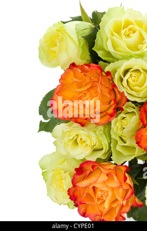 Arancione e verde bouquet di rose. Isolato su sfondo bianco Foto Stock