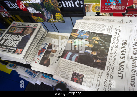 In primo piano su quotidiani a New York il Mercoledì, 7 novembre 2012 Relazione sulla Pres. Barack Obama la rielezione Foto Stock