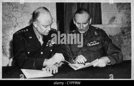 Dwight D. Eisenhower conferire con Bernard L. Montgomery, Londra, Inghilterra, la II Guerra Mondiale, 1944 Foto Stock