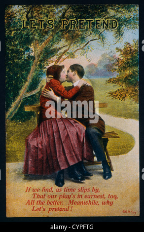 Coppia romantica baciare in Park, cartolina, circa 1910 Foto Stock