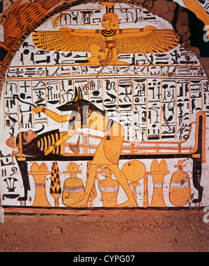 Dio Anubis preparare i morti per il suo viaggio, Tebe, Egitto, dipinto della tomba Foto Stock