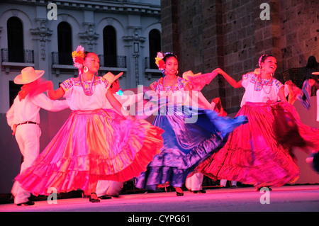 Plaza Tapatia ballerini folk da Oaxaca membro eseguire a carnevale atto classico americano classico culture culturale di destinazione Foto Stock