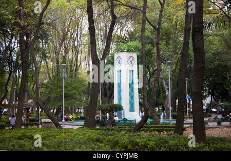 Parque Mexico in Condesa Libanese con torre dell'orologio Foto Stock