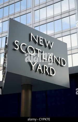 Famosa la filatura / rotante segno davanti / al di fuori della Nuova Scozia Scotland Yard Metropolitan Metropolitan Police 's HQ / quarti di testa. London REGNO UNITO Foto Stock