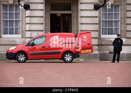 Postal / Ufficio postale consegna van a Buckingham Palace, protetto dalla protezione di un poliziotto armato / polizia uomo guardia. Foto Stock