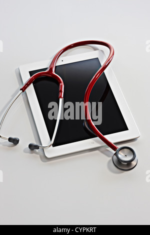Tavoletta digitale e uno stetoscopio Foto Stock