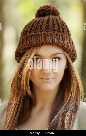 Felice adolescente che indossa un cappello invernale. Foto Stock