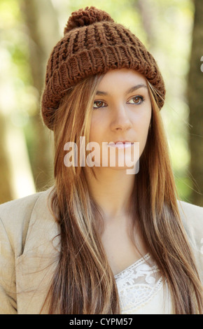 Elegante adolescente che indossa un cappello invernale. Foto Stock